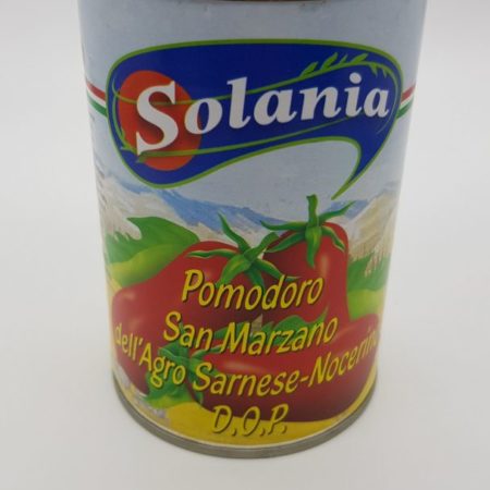 Deze bliktomaten zijn de tomaten die worden gebruikt voor de de tomatensaus op de pizza. Eigenlijk zijn de San Marzano tomaten de enige tomaten die je van de Napolitanen mag gebruiken.