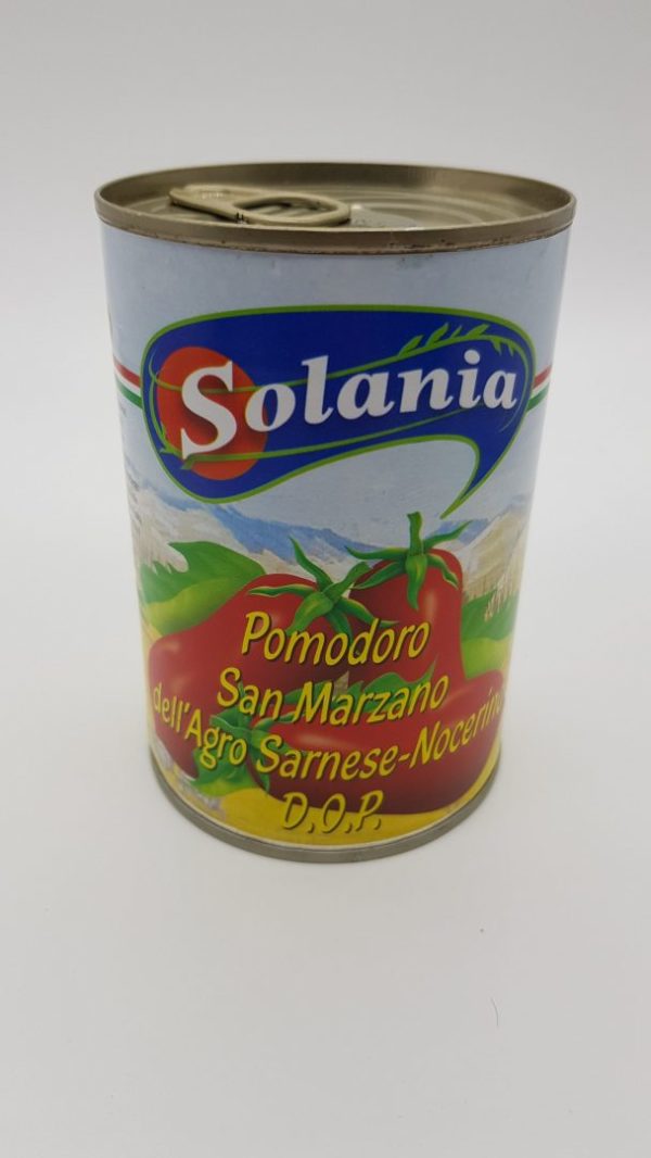 Deze bliktomaten zijn de tomaten die worden gebruikt voor de de tomatensaus op de pizza. Eigenlijk zijn de San Marzano tomaten de enige tomaten die je van de Napolitanen mag gebruiken.