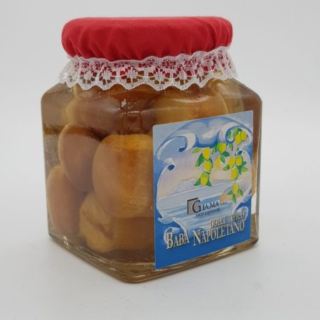 Baba rum het zuid Italiaanse traditionele cakeje met rum