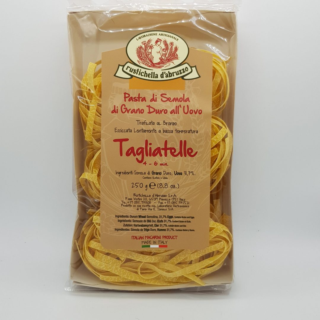 Rustieke-tagliatelle-pasta-uit-Abruzzo-Italië Rustieke tagliatelle pasta uit Abruzzo Italië