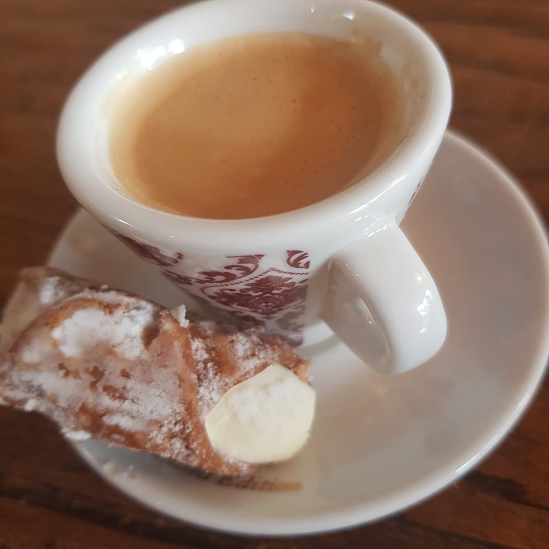 Siciliaanse-Cannoli-heerlijk-voor-bij-de-koffie-Italiaanse-delicatesse Siciliaanse Cannoli heerlijk voor bij de koffie Italiaanse delicatesse