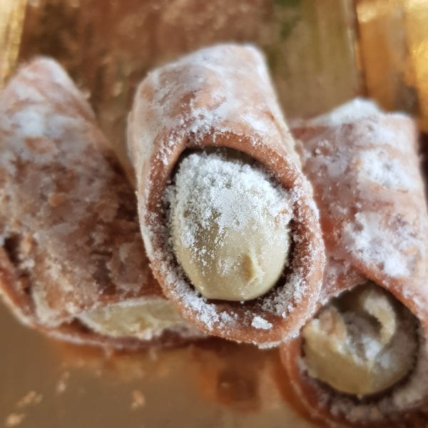 Siciliaanse cannoli met pistache vulling