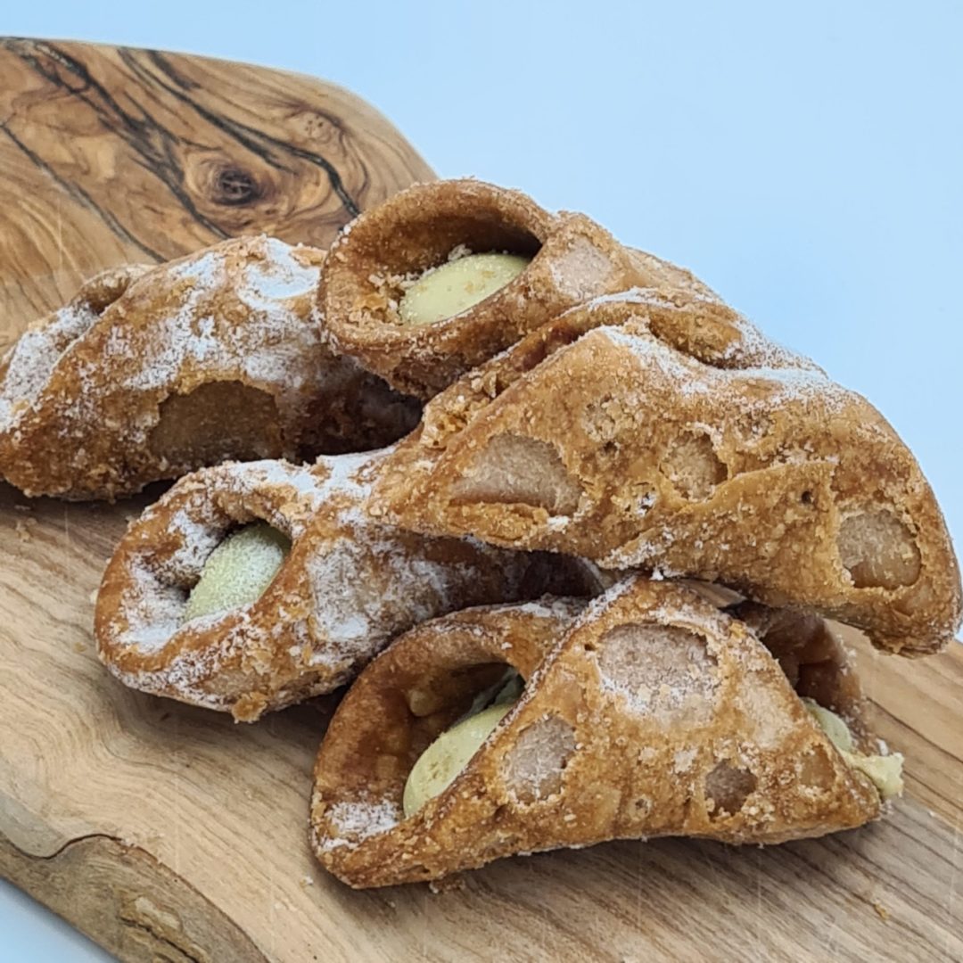 cannoli-met-pistache-creme-vulling 2 cannoli met pistache creme vulling 2