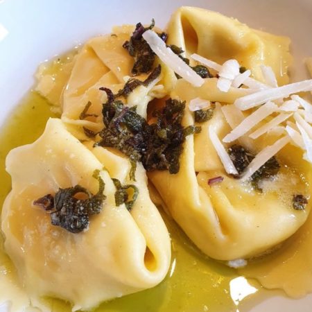 verse gevulde pasta met geitenkaas en citroen