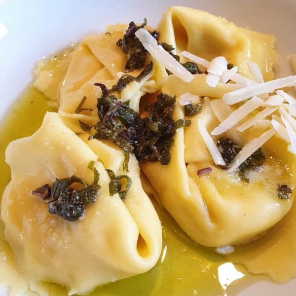 verse gevulde pasta met geitenkaas en citroen