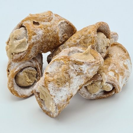 Cannoli met cappuccino vulling een Siciliaanse lekkernij