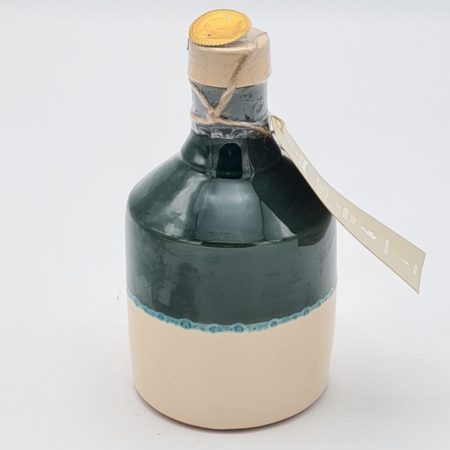 extra vergine olijfolie uit puglia in een mooie keramiek fles